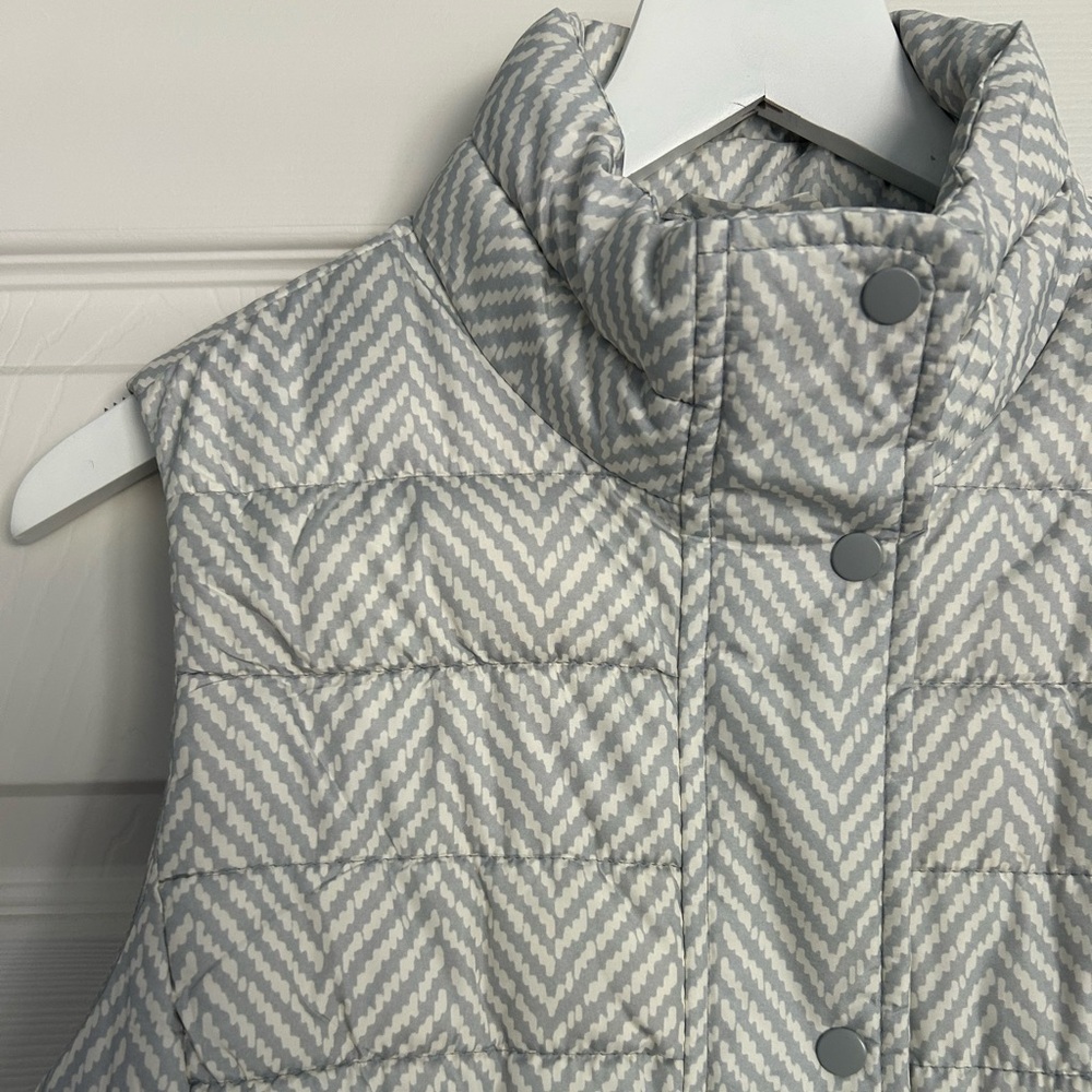 GAP Quilted Puffer Vest - Picture 3 of 6